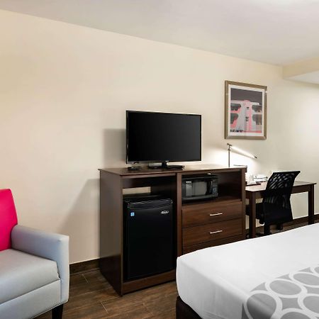 Downtown Hollywood Gardens Inn & Suites Bagian luar foto