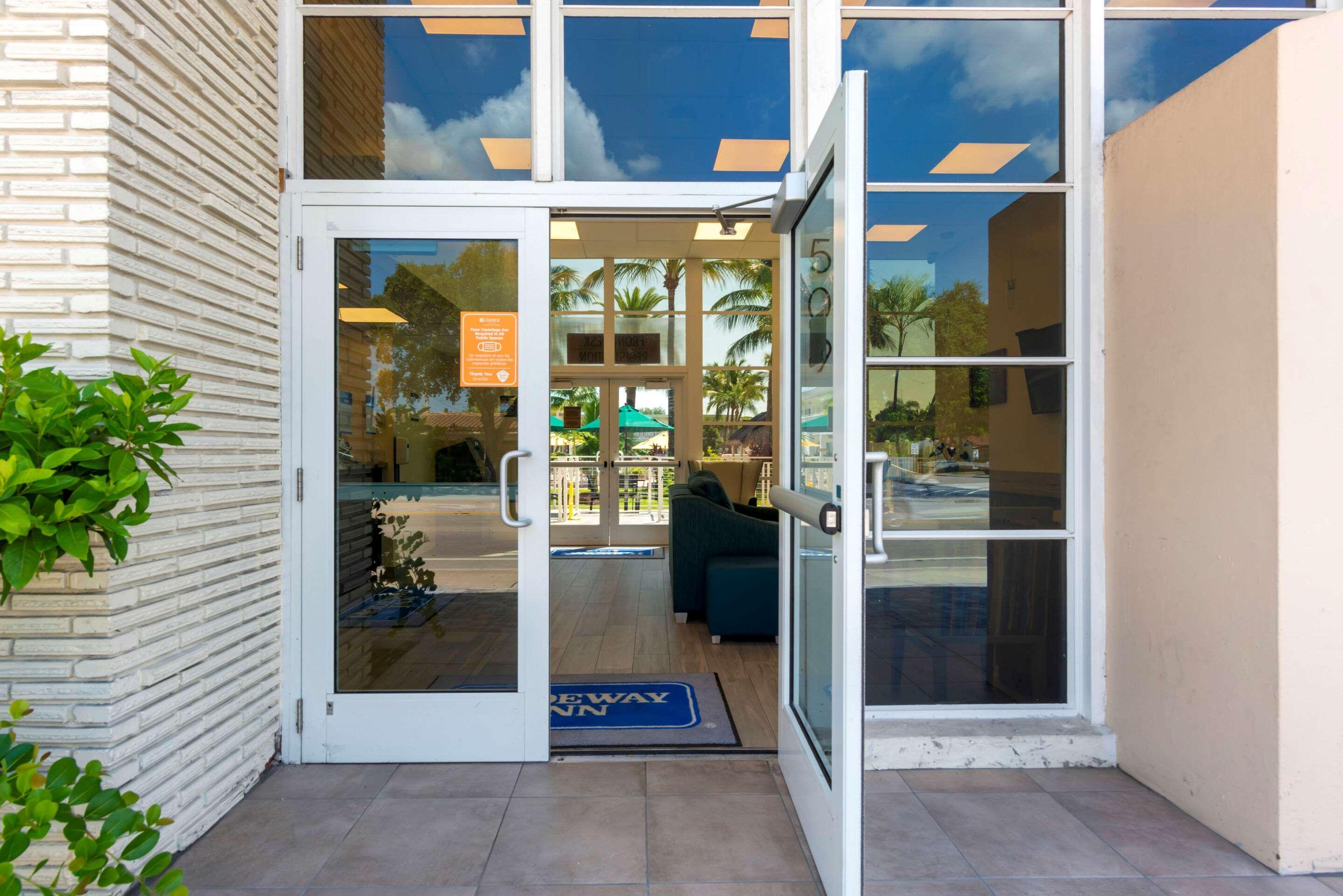 Downtown Hollywood Gardens Inn & Suites Bagian luar foto