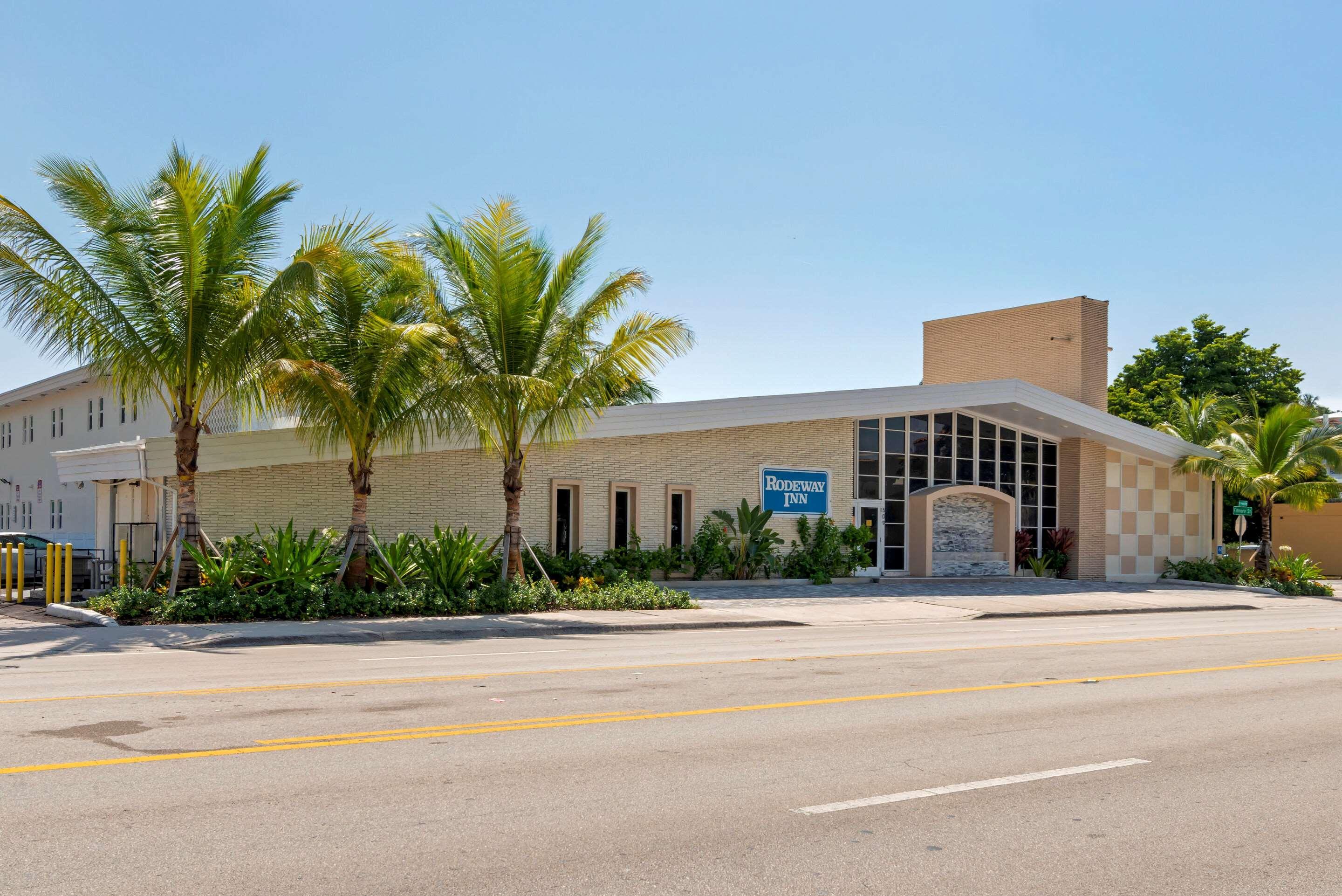 Downtown Hollywood Gardens Inn & Suites Bagian luar foto