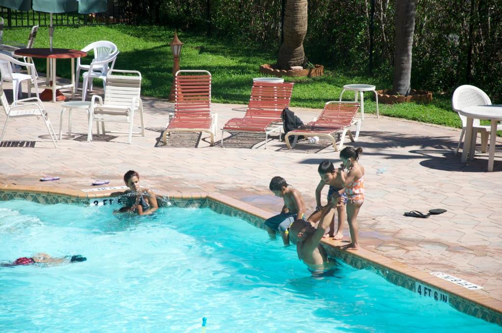 Downtown Hollywood Gardens Inn & Suites Bagian luar foto